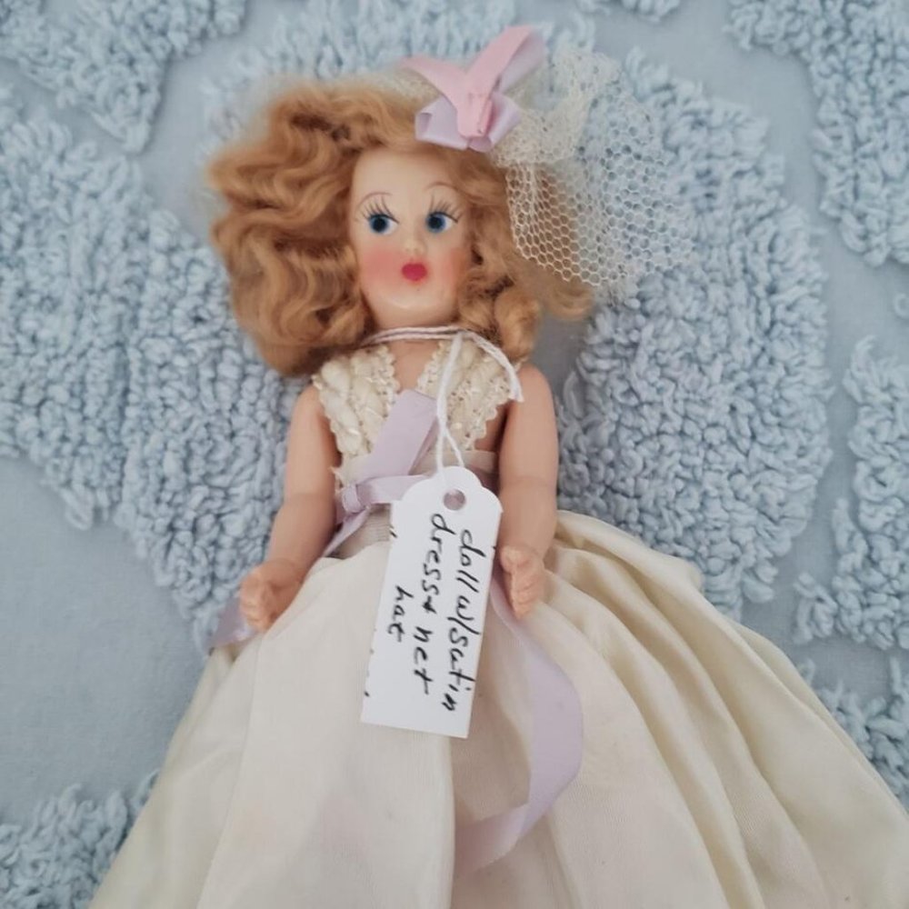 Vintage Doll wisutiin dress net hat